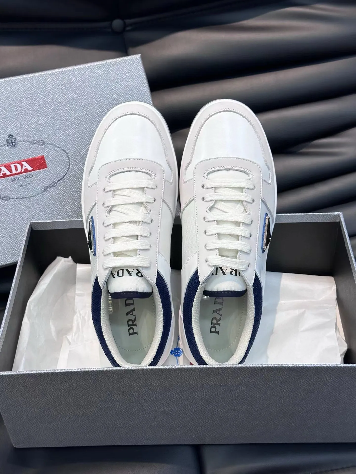Factory price: 400💰Prada new men's leather sports shoes, the highest version on the market, any comparison is welcome🆚! The original leather has excellent texture and is super high-end! Fetal sheep net lining imported from Italy, removable pad! Luxurious materials and fine workmanship, highly recommended! Code number: 38-44, customized 45